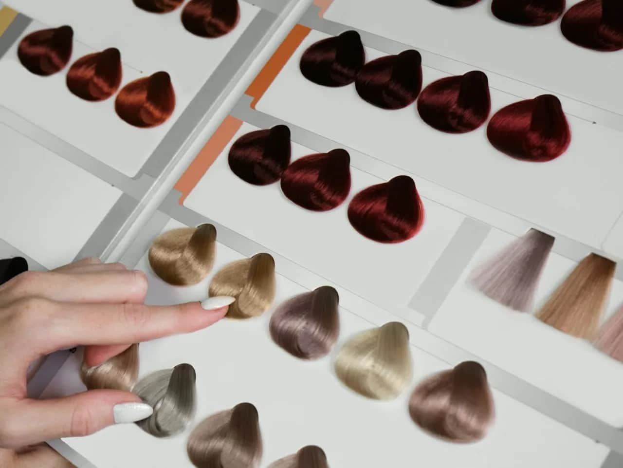 Jaki kolor włosów pasuje do jasnej cery? Odkryj idealne odcienie