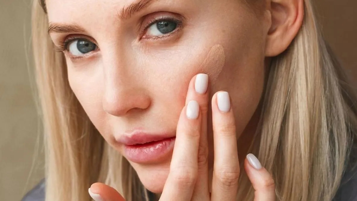 Jaki podkład do suchej cery, aby uniknąć przesuszenia i maskowania?