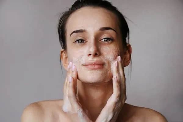 Pryszcze na twarzy od czego? Poznaj przyczyny i skuteczne rozwiązania