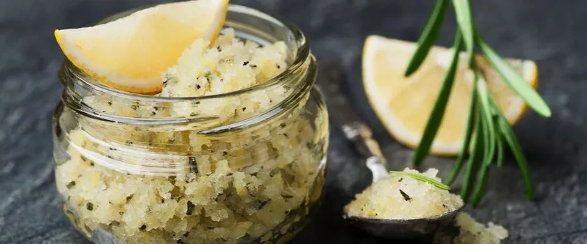 Jak zrobić domowy peeling: proste przepisy na naturalne scruby