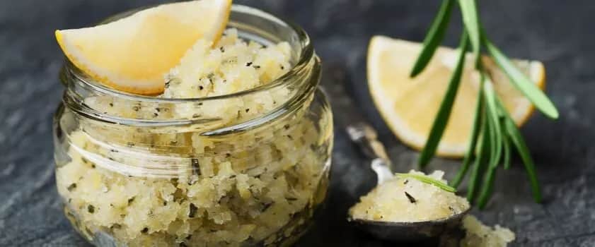 Jak zrobić domowy peeling: proste przepisy na naturalne scruby