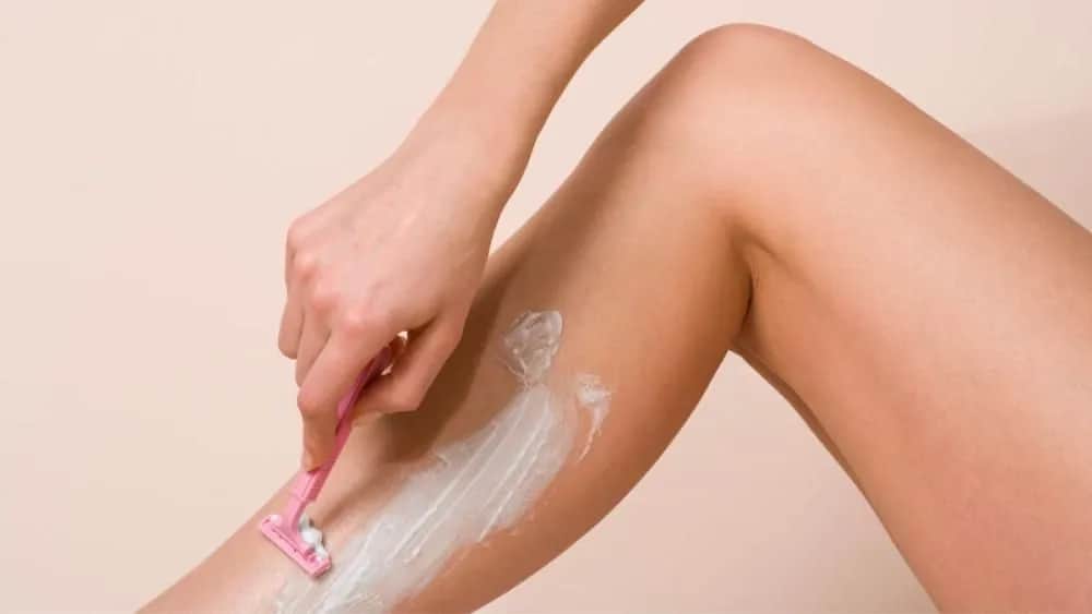 Skuteczne sposoby na truskawkowe nogi: jak uniknąć ciemnych kropek