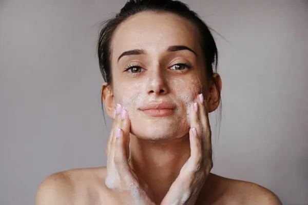 Co oznaczają pryszcze na twarzy i jak ich uniknąć w przyszłości?