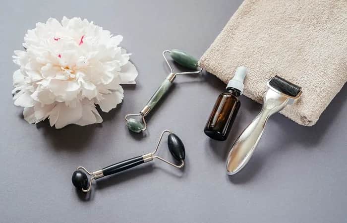 Jak używać rollera do masażu twarzy, aby osiągnąć widoczne efekty