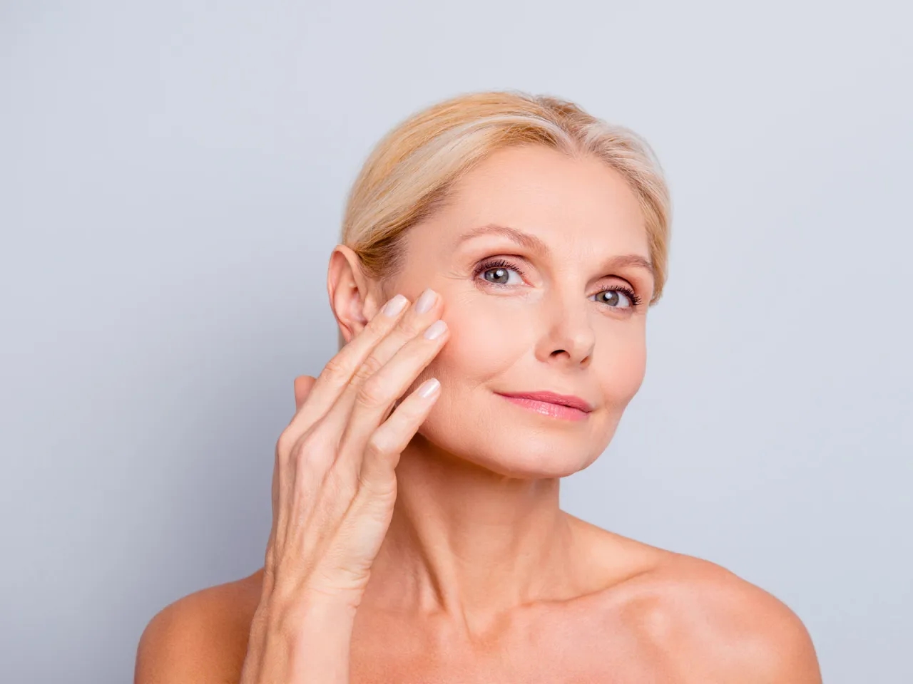 Botoks czy kwas hialuronowy na lwią zmarszczkę - co wybrać?