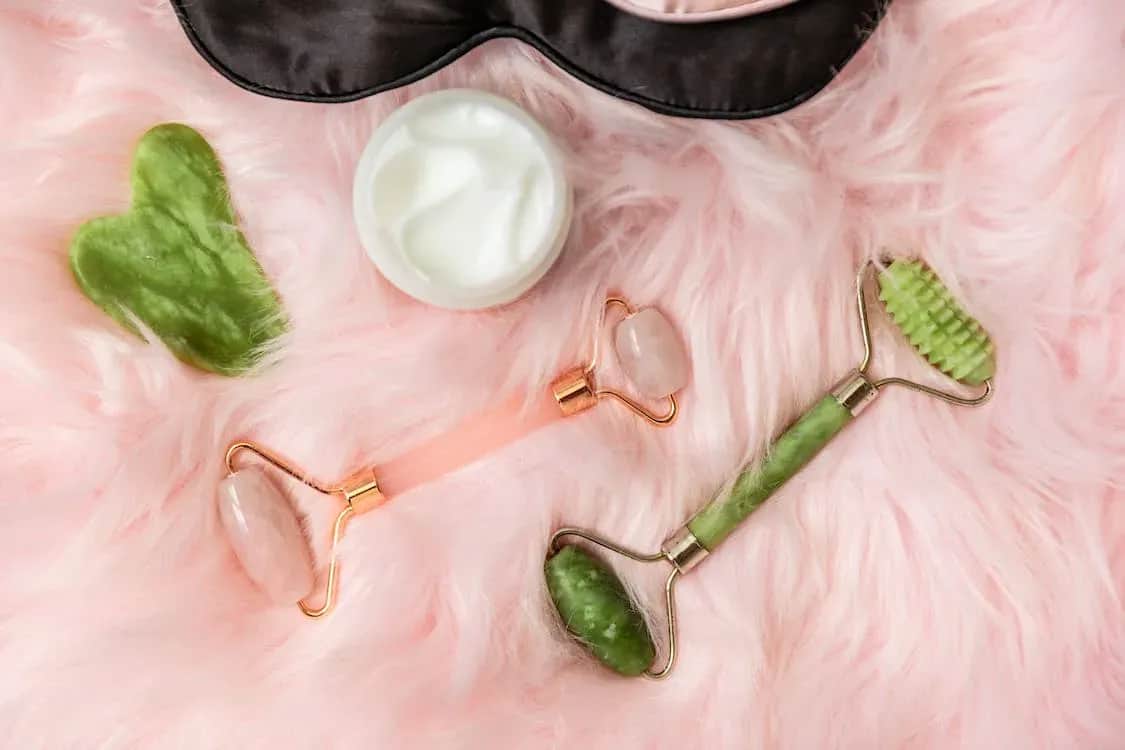 Jaki kamień do masażu twarzy wybrać, by poprawić wygląd skóry?