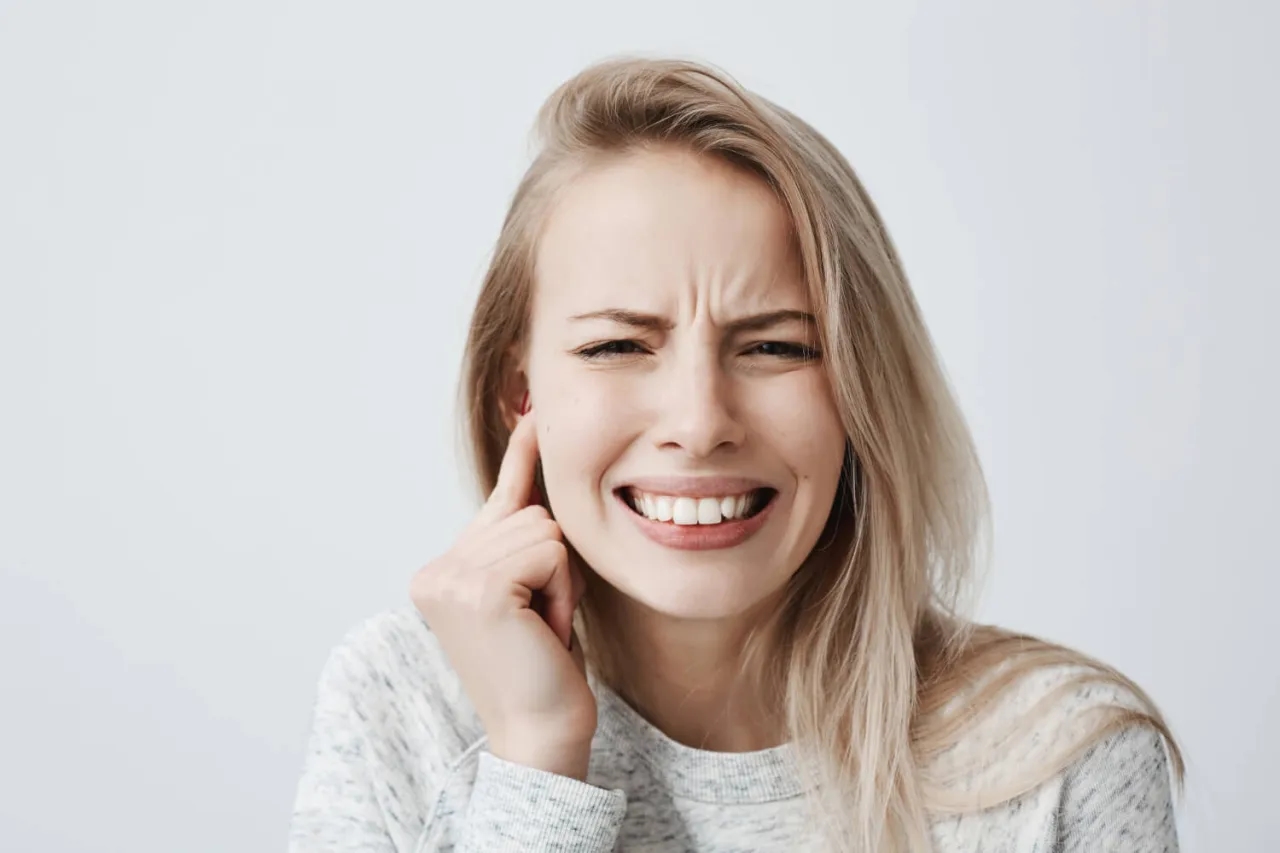 Skuteczne sposoby na pryszcz w uchu – jak się pozbyć bólu i dyskomfortu