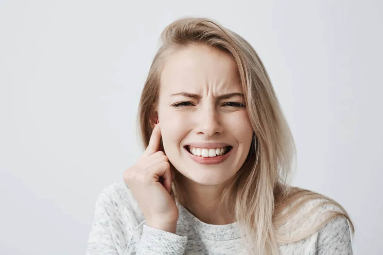 Skuteczne sposoby na pryszcz w uchu – jak się pozbyć bólu i dyskomfortu