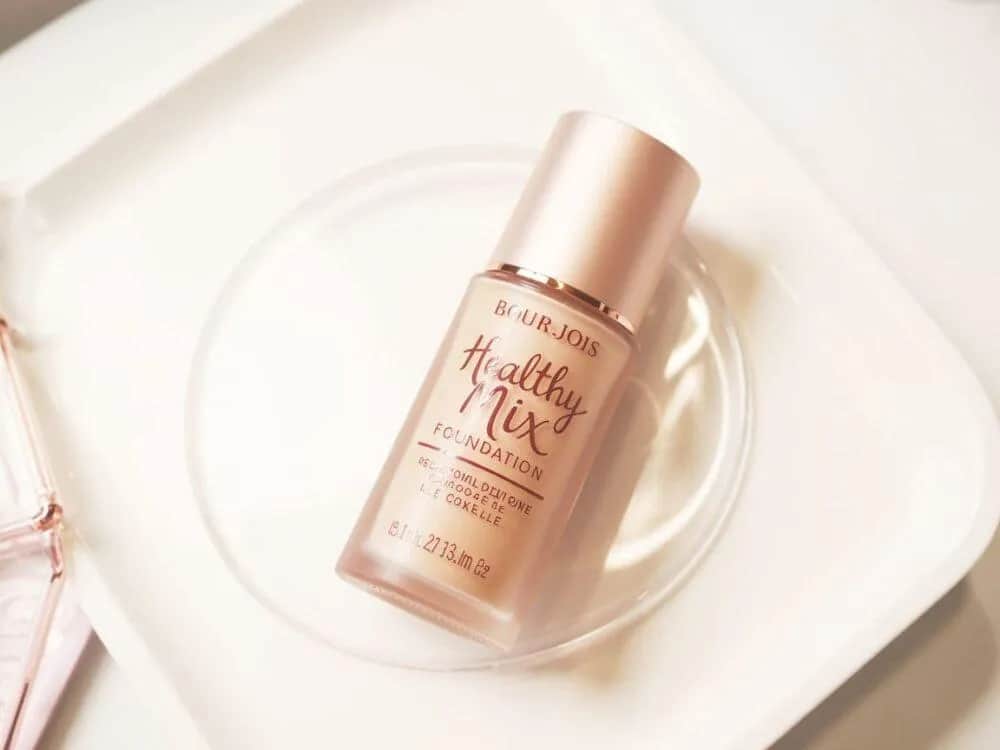 Jaki puder do cery suchej – wybierz idealny produkt bez podkreślania suchych miejsc