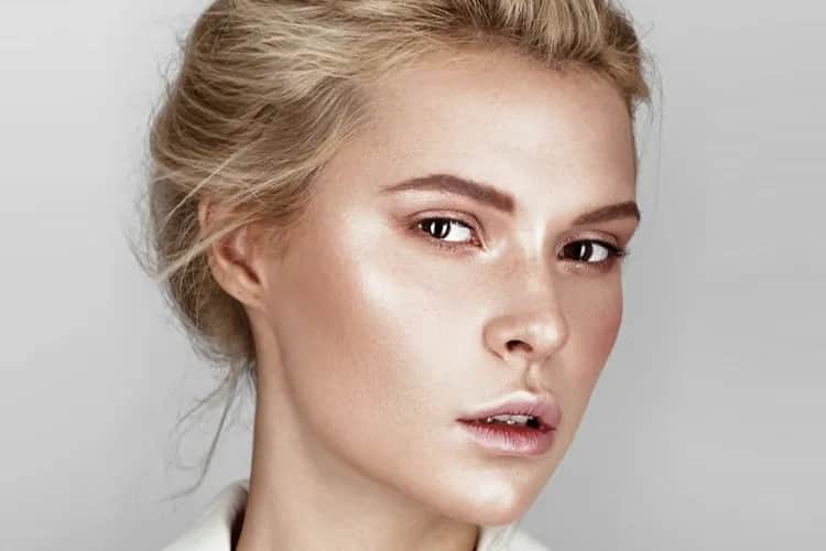 Jaki rozświetlacz do jasnej cery - wybierz idealny kolor dla siebie