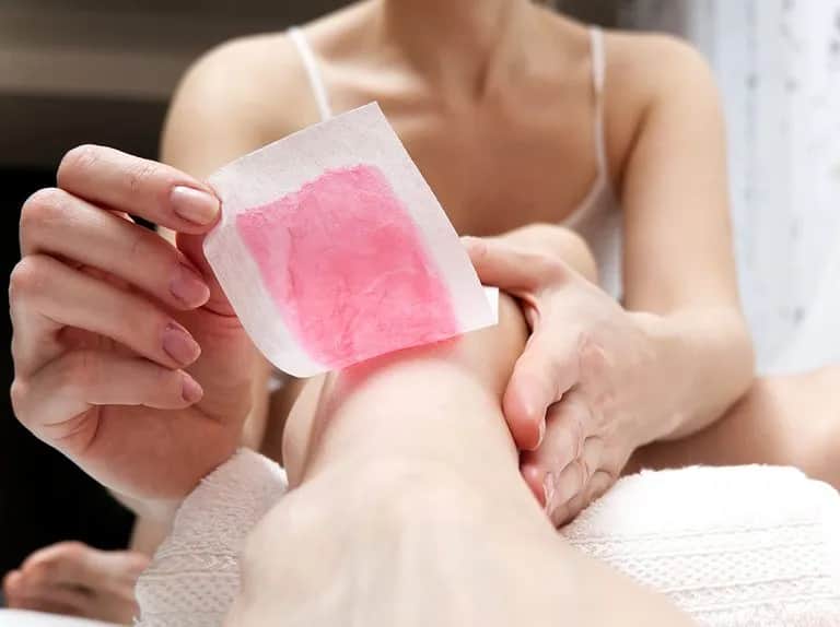 Jak depilować woskiem w domu: uniknij bólu i zyskaj gładką skórę