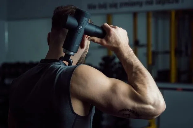 Jak używać pistoletu do masażu, aby uniknąć bólu i kontuzji