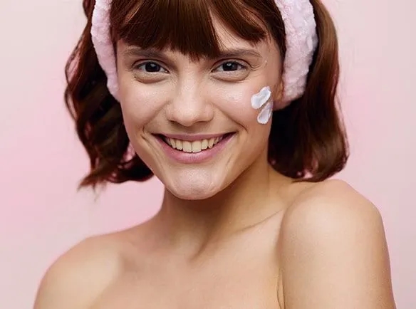 Skuteczne kremy do cery trądzikowej, które nie zapychają porów