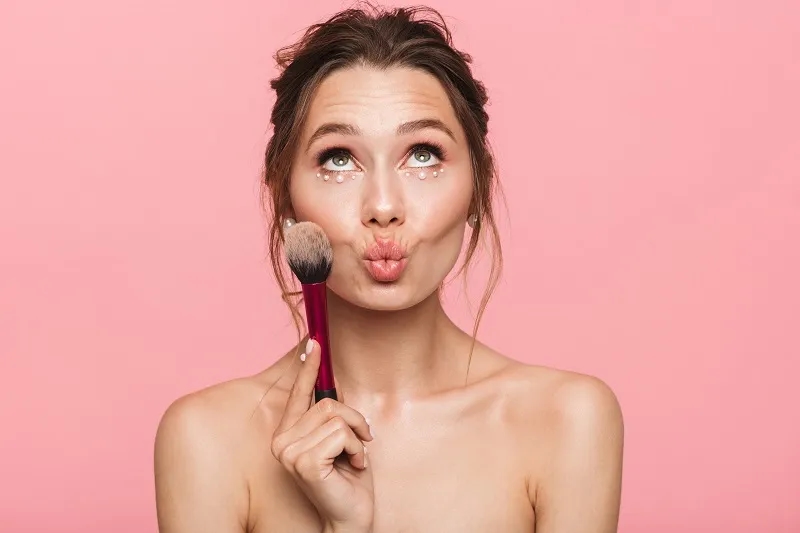 Czy makijaż niszczy cerę? Sprawdź, jak uniknąć problemów ze skórą