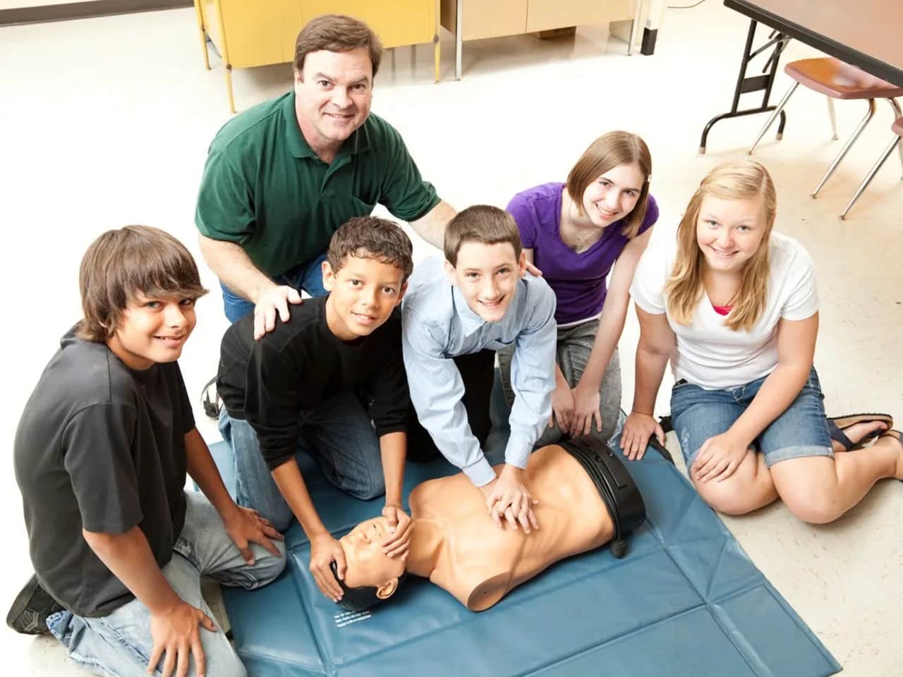 Masaż serca ile uciśnięć: Kluczowe zasady ratujące życie w CPR