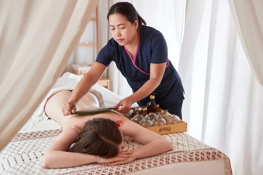 Co to masaż tajski? Odkryj jego korzyści i unikalne techniki