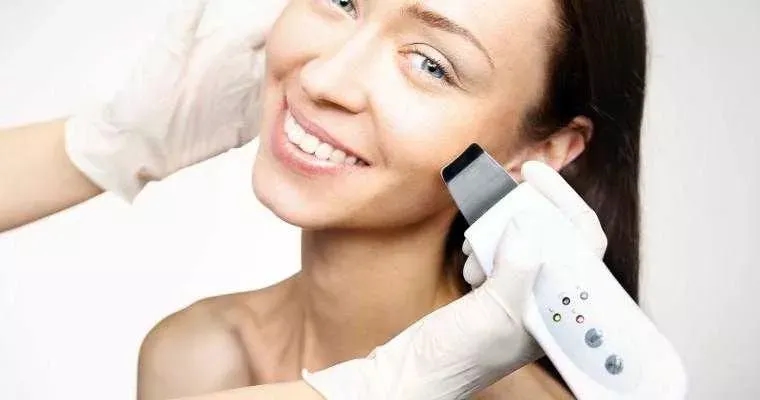 Peeling kawitacyjny dla kogo? Sprawdź, czy to odpowiedni zabieg dla Ciebie