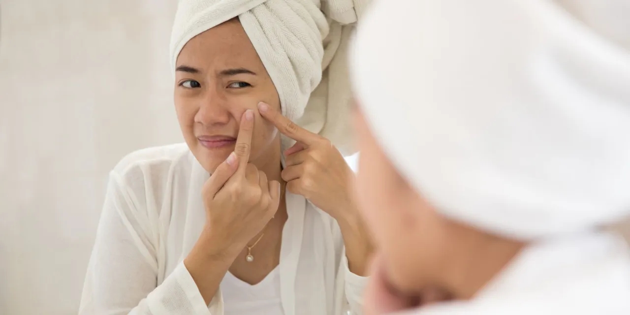 Pryszcze na policzkach od czego? Oto przyczyny i skuteczne rozwiązania