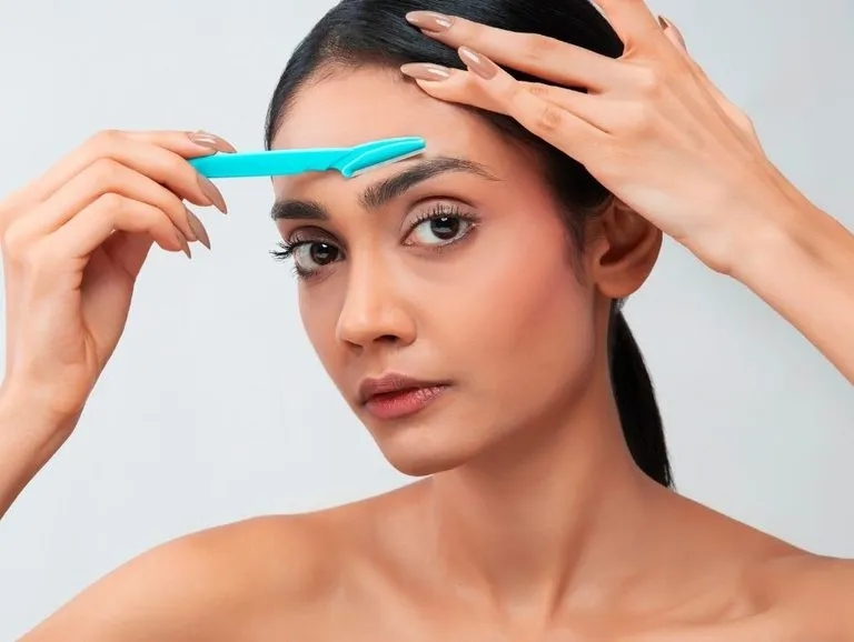 Jak używać trymera do brwi, aby uniknąć błędów i osiągnąć perfekcję